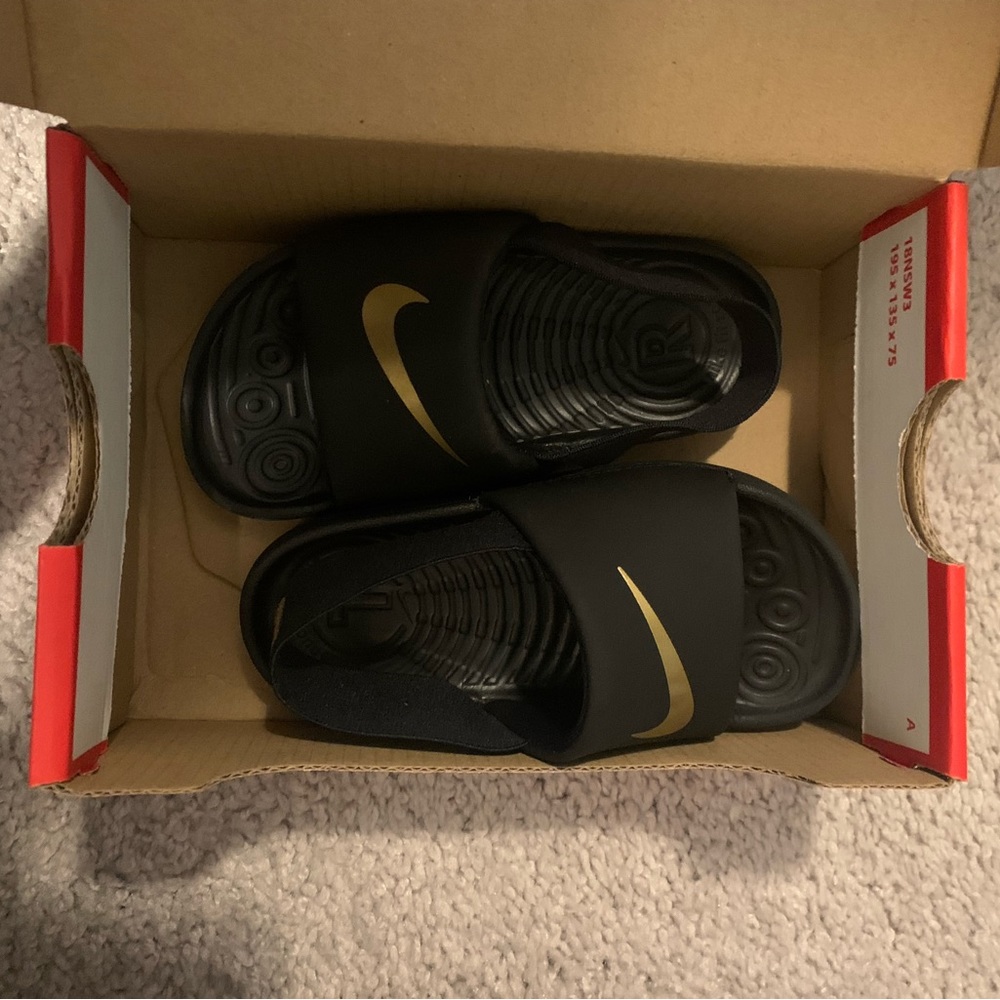 Toddler boys Nike slides size 8